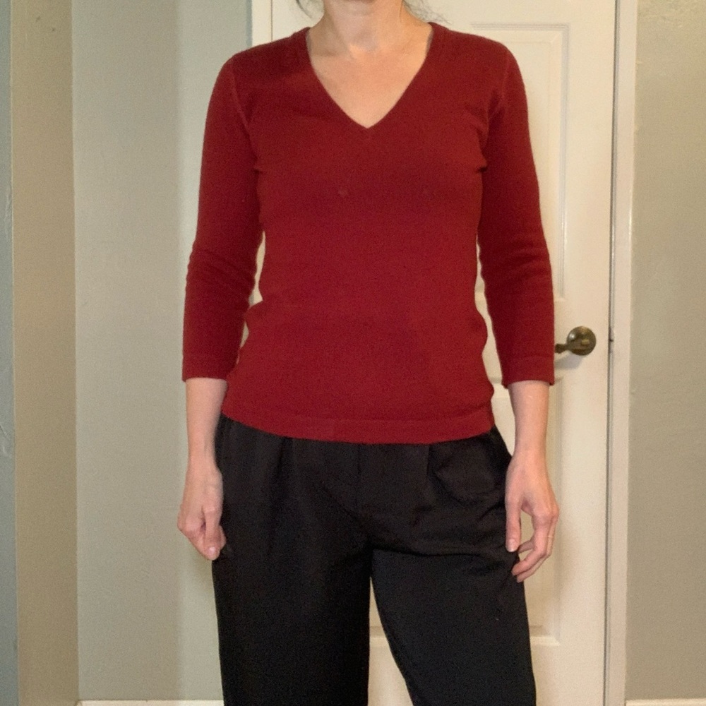Three Dots red 100% cashmere v-neck sweater, size medium - Picture 4 of 8
